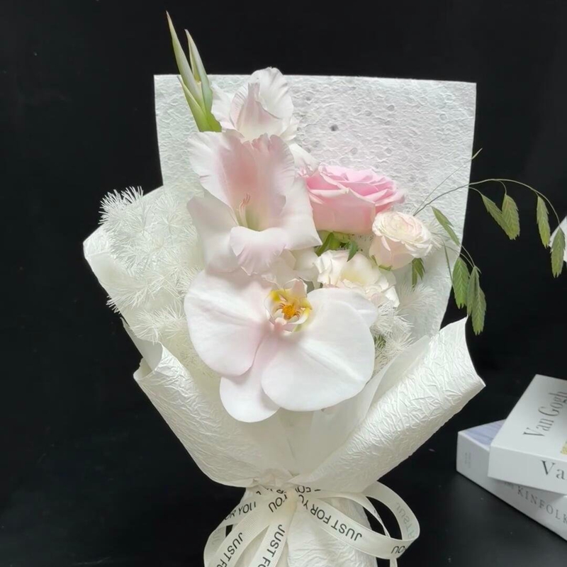 1朵蝴蝶兰混搭1枝剑兰粉玫瑰花束送闺蜜同事老师精致小花束